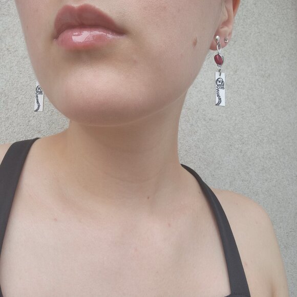 Y2K Mall Goth vampire red heart & skull silver wire long dangly earrings - Picture 4 of 8